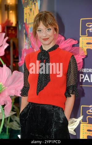 Heike Makatsch bei der Premiere der Young Show Frida & Frida im Friedrichstadt-Palast. Berlino, 27.11.2024 *** Heike Makatsch alla prima di The Young Show Frida Frida al Friedrichstadt Palast Berlin, 27 11 2024 foto:XM.xBehrensx/xFuturexImagex frida 4166 Foto Stock