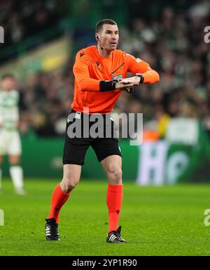 L'arbitro Georgi Kabakov durante la UEFA Champions League, partita di campionato al Celtic Park di Glasgow. Data foto: Mercoledì 27 novembre 2024. Foto Stock