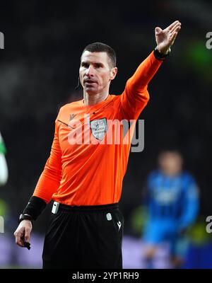 L'arbitro Georgi Kabakov durante la UEFA Champions League, partita di campionato al Celtic Park di Glasgow. Data foto: Mercoledì 27 novembre 2024. Foto Stock