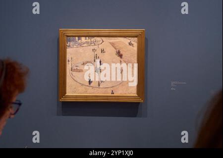 I visitatori guardano i dipinti di Gustave Caillebotte al Musee d'Orsay il 27 novembre 2024 a Parigi, Francia. Per circa un secolo, Gustave Caillebotte fu il più discreto degli impressionisti, tornando in primo piano solo nel 1994, quando il Grand Palais di Parigi celebrò il centenario della sua morte nel 1894 attraverso una memorabile retrospettiva. Da allora, il pittore francese è stato oggetto di diverse mostre da Londra a Washington, DC, alla Svizzera. Ora, il Musee d'Orsay di Parigi, il J. Paul Getty Museum di Los Angeles, e l'Art Institute di Chicago si sono Uniti Foto Stock