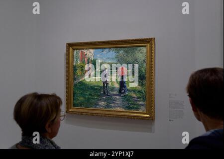 I visitatori guardano i dipinti di Gustave Caillebotte al Musee d'Orsay il 27 novembre 2024 a Parigi, Francia. Per circa un secolo, Gustave Caillebotte fu il più discreto degli impressionisti, tornando in primo piano solo nel 1994, quando il Grand Palais di Parigi celebrò il centenario della sua morte nel 1894 attraverso una memorabile retrospettiva. Da allora, il pittore francese è stato oggetto di diverse mostre da Londra a Washington, DC, alla Svizzera. Ora, il Musee d'Orsay di Parigi, il J. Paul Getty Museum di Los Angeles, e l'Art Institute di Chicago si sono Uniti Foto Stock