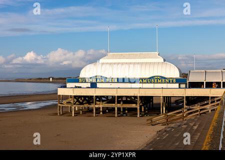 Vista generale del molo di Burnham, sulla spiaggia di Burnham-on-Sea, Somerset, Regno Unito, bagnata dal morbido sole invernale. Foto Stock