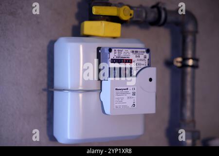 Ein Gaszaehler Gaszähler haengt hängt in einem Heizungskeller an einer Wand. Symbolbild zum Thema Energiekosten, Gaspreise am 28.11.2024 in Siegen/Deutschland *** Un contatore di gas Un contatore di gas è appeso su una parete in una sala caldaia immagine simbolica sui costi energetici, prezzi del gas su 28 11 2024 a Siegen Germania Foto Stock