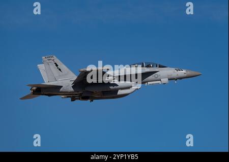 Un EA-18G Growler della Marina degli Stati Uniti assegnato al Naval Aviation Warfighting Development Center, Naval Air Station Fallon, Nevada, decolla per una scuola di armi Foto Stock