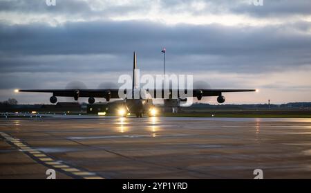 Un MC-130J Commando II della U.S. Air Force, dai taxi 352d Special Operations Wing sulla pista durante l'esercitazione del Serpent 2025 a Såtenäs Air Bas Foto Stock