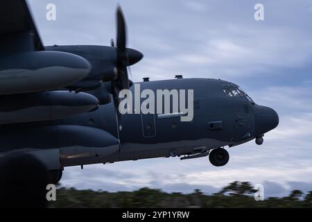 Un MC-130J Commando II della U.S. Air Force appartenente al 352nd Special Operations Wing decolla da un'autostrada civile durante l'esercitazione del Serpente Foto Stock