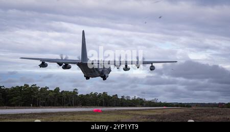 Un MC-130J Commando II della U.S. Air Force appartenente al 352d Special Operations Wing parte da un'autostrada civile durante l'esercitazione del Serpent 2025 Foto Stock