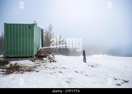 Harrachov, montagne giganti. 28 novembre 2024. Una macchina in grado di produrre neve di qualità anche a temperature superiori allo zero, o comprese tra 0 e 15 gradi Celsius, ha iniziato la innevamento artificiale nella stazione sciistica sulle pendici del Monte Certova Hora ad Harrachov, Giant Mountains, Repubblica Ceca, 28 novembre 2024. Crediti: Radek Petrasek/CTK Photo/Alamy Live News Foto Stock