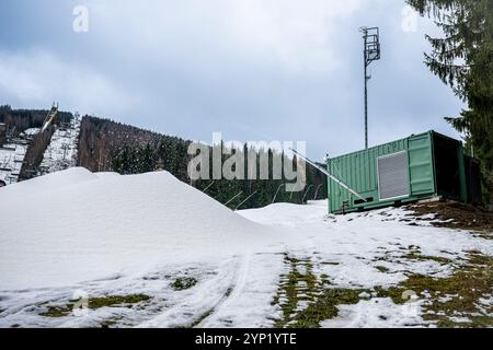 Harrachov, montagne giganti. 28 novembre 2024. Una macchina in grado di produrre neve di qualità anche a temperature superiori allo zero, o comprese tra 0 e 15 gradi Celsius, ha iniziato la innevamento artificiale nella stazione sciistica sulle pendici del Monte Certova Hora ad Harrachov, Giant Mountains, Repubblica Ceca, 28 novembre 2024. Crediti: Radek Petrasek/CTK Photo/Alamy Live News Foto Stock