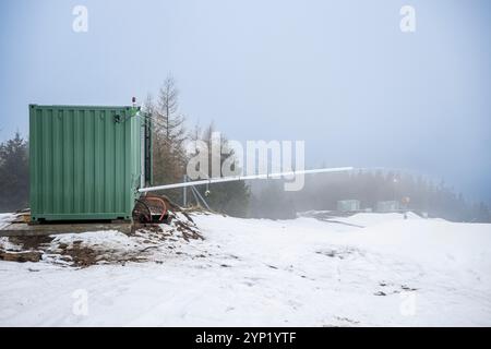 Harrachov, montagne giganti. 28 novembre 2024. Una macchina in grado di produrre neve di qualità anche a temperature superiori allo zero, o comprese tra 0 e 15 gradi Celsius, ha iniziato la innevamento artificiale nella stazione sciistica sulle pendici del Monte Certova Hora ad Harrachov, Giant Mountains, Repubblica Ceca, 28 novembre 2024. Crediti: Radek Petrasek/CTK Photo/Alamy Live News Foto Stock