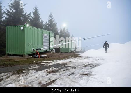 Harrachov, montagne giganti. 28 novembre 2024. Una macchina in grado di produrre neve di qualità anche a temperature superiori allo zero, o comprese tra 0 e 15 gradi Celsius, ha iniziato la innevamento artificiale nella stazione sciistica sulle pendici del Monte Certova Hora ad Harrachov, Giant Mountains, Repubblica Ceca, 28 novembre 2024. Crediti: Radek Petrasek/CTK Photo/Alamy Live News Foto Stock