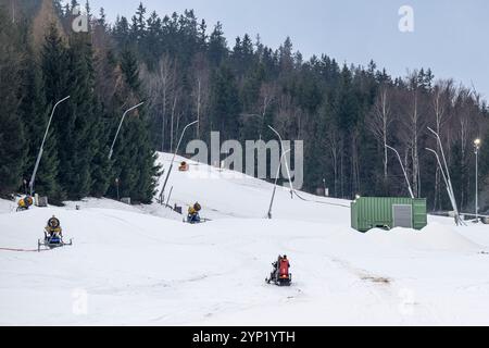 Harrachov, montagne giganti. 28 novembre 2024. Una macchina in grado di produrre neve di qualità anche a temperature superiori allo zero, o comprese tra 0 e 15 gradi Celsius, ha iniziato la innevamento artificiale nella stazione sciistica sulle pendici del Monte Certova Hora ad Harrachov, Giant Mountains, Repubblica Ceca, 28 novembre 2024. Crediti: Radek Petrasek/CTK Photo/Alamy Live News Foto Stock