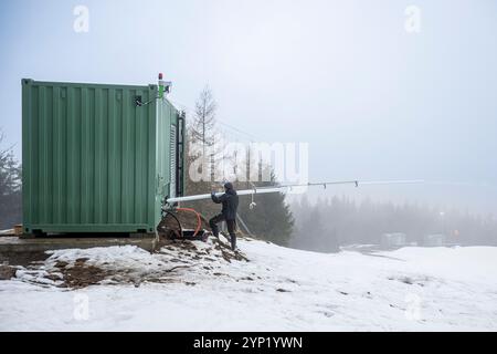 Harrachov, montagne giganti. 28 novembre 2024. Una macchina in grado di produrre neve di qualità anche a temperature superiori allo zero, o comprese tra 0 e 15 gradi Celsius, ha iniziato la innevamento artificiale nella stazione sciistica sulle pendici del Monte Certova Hora ad Harrachov, Giant Mountains, Repubblica Ceca, 28 novembre 2024. Crediti: Radek Petrasek/CTK Photo/Alamy Live News Foto Stock