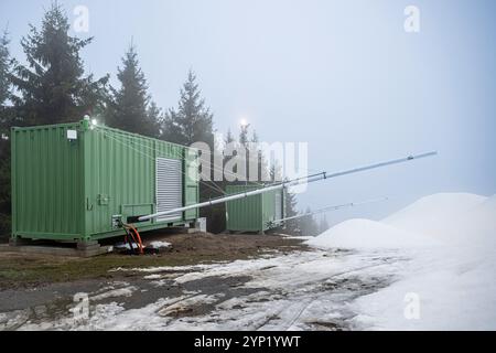 Harrachov, montagne giganti. 28 novembre 2024. Una macchina in grado di produrre neve di qualità anche a temperature superiori allo zero, o comprese tra 0 e 15 gradi Celsius, ha iniziato la innevamento artificiale nella stazione sciistica sulle pendici del Monte Certova Hora ad Harrachov, Giant Mountains, Repubblica Ceca, 28 novembre 2024. Crediti: Radek Petrasek/CTK Photo/Alamy Live News Foto Stock