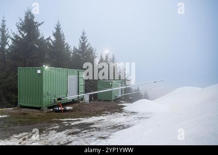 Harrachov, montagne giganti. 28 novembre 2024. Una macchina in grado di produrre neve di qualità anche a temperature superiori allo zero, o comprese tra 0 e 15 gradi Celsius, ha iniziato la innevamento artificiale nella stazione sciistica sulle pendici del Monte Certova Hora ad Harrachov, Giant Mountains, Repubblica Ceca, 28 novembre 2024. Crediti: Radek Petrasek/CTK Photo/Alamy Live News Foto Stock