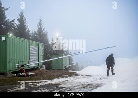 Harrachov, montagne giganti. 28 novembre 2024. Una macchina in grado di produrre neve di qualità anche a temperature superiori allo zero, o comprese tra 0 e 15 gradi Celsius, ha iniziato la innevamento artificiale nella stazione sciistica sulle pendici del Monte Certova Hora ad Harrachov, Giant Mountains, Repubblica Ceca, 28 novembre 2024. Crediti: Radek Petrasek/CTK Photo/Alamy Live News Foto Stock