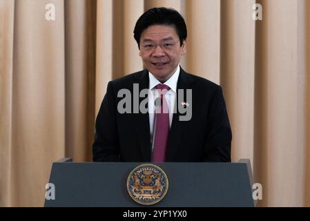 Bangkok, Thailandia. 28 novembre 2024. Il primo ministro di Singapore, Lawrence Wong, parla ai media durante una conferenza stampa al Government House di Bangkok. Il primo ministro di Singapore Lawrence Wong è in visita ufficiale in Thailandia per rafforzare i legami tra le due nazioni. Credito: SOPA Images Limited/Alamy Live News Foto Stock