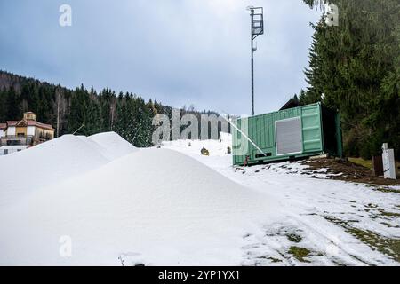 Harrachov, montagne giganti. 28 novembre 2024. Una macchina in grado di produrre neve di qualità anche a temperature superiori allo zero, o comprese tra 0 e 15 gradi Celsius, ha iniziato la innevamento artificiale nella stazione sciistica sulle pendici del Monte Certova Hora ad Harrachov, Giant Mountains, Repubblica Ceca, 28 novembre 2024. Crediti: Radek Petrasek/CTK Photo/Alamy Live News Foto Stock