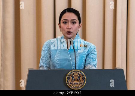 Bangkok, Thailandia. 28 novembre 2024. Il primo ministro thailandese Paetongtarn Shinawatra parla ai media durante una conferenza stampa al Government House di Bangkok. Il primo ministro di Singapore Lawrence Wong è in visita ufficiale in Thailandia per rafforzare i legami tra le due nazioni. Credito: SOPA Images Limited/Alamy Live News Foto Stock