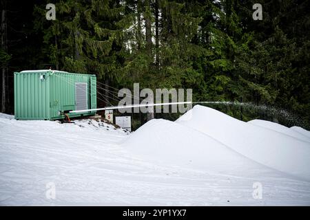 Harrachov, montagne giganti. 28 novembre 2024. Una macchina in grado di produrre neve di qualità anche a temperature superiori allo zero, o comprese tra 0 e 15 gradi Celsius, ha iniziato la innevamento artificiale nella stazione sciistica sulle pendici del Monte Certova Hora ad Harrachov, Giant Mountains, Repubblica Ceca, 28 novembre 2024. Crediti: Radek Petrasek/CTK Photo/Alamy Live News Foto Stock