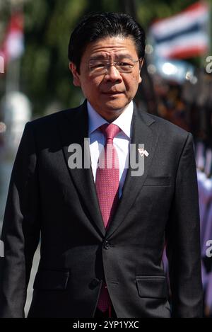 Bangkok, Thailandia. 28 novembre 2024. Il primo ministro di Singapore, Lawrence Wong, ispeziona la guardia d'onore durante una cerimonia di benvenuto al Government House di Bangkok. Il primo ministro di Singapore Lawrence Wong è in visita ufficiale in Thailandia per rafforzare i legami tra le due nazioni. Credito: SOPA Images Limited/Alamy Live News Foto Stock