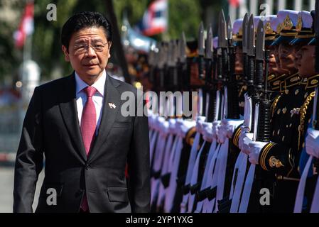 Bangkok, Thailandia. 28 novembre 2024. Il primo ministro di Singapore, Lawrence Wong, ispeziona la guardia d'onore durante una cerimonia di benvenuto al Government House di Bangkok. Il primo ministro di Singapore Lawrence Wong è in visita ufficiale in Thailandia per rafforzare i legami tra le due nazioni. Credito: SOPA Images Limited/Alamy Live News Foto Stock