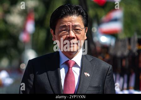 Bangkok, Thailandia. 28 novembre 2024. Il primo ministro di Singapore, Lawrence Wong, ispeziona la guardia d'onore durante una cerimonia di benvenuto al Government House di Bangkok. Il primo ministro di Singapore Lawrence Wong è in visita ufficiale in Thailandia per rafforzare i legami tra le due nazioni. Credito: SOPA Images Limited/Alamy Live News Foto Stock