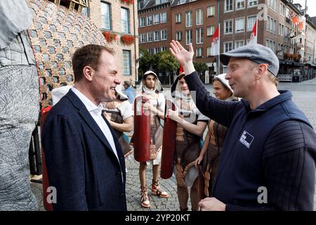 Interreligiöser Friedensgebet vor dem Rathaus mit Vertretern aller Religionen **** preghiera interreligiosa per la pace di fronte al municipio con rappresentanti di tutte le religioni Foto Stock