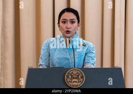 Bangkok, Thailandia. 28 novembre 2024. Il primo ministro thailandese Paetongtarn Shinawatra parla ai media durante una conferenza stampa al Government House di Bangkok. Il primo ministro di Singapore Lawrence Wong è in visita ufficiale in Thailandia per rafforzare i legami tra le due nazioni. (Foto di Peerapon Boonyakiat/SOPA Images/Sipa USA) credito: SIPA USA/Alamy Live News Foto Stock