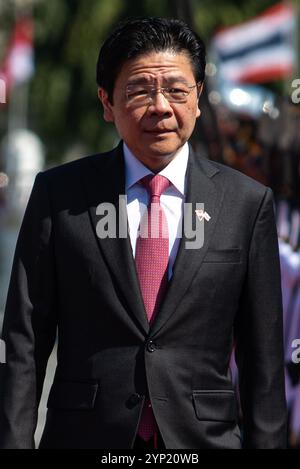 Bangkok, Thailandia. 28 novembre 2024. Il primo ministro di Singapore, Lawrence Wong, ispeziona la guardia d'onore durante una cerimonia di benvenuto al Government House di Bangkok. Il primo ministro di Singapore Lawrence Wong è in visita ufficiale in Thailandia per rafforzare i legami tra le due nazioni. (Foto di Peerapon Boonyakiat/SOPA Images/Sipa USA) credito: SIPA USA/Alamy Live News Foto Stock