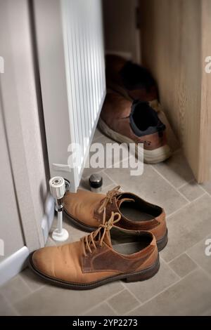 scarpe lasciate nella hall all'ingresso statico del caraven Foto Stock