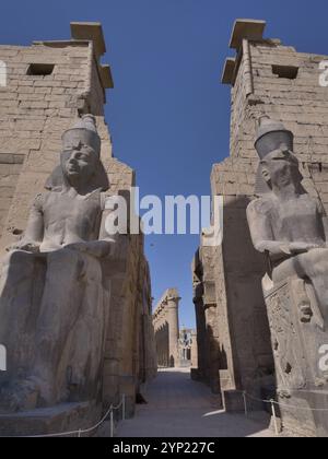 Statue di Ramses II, Tempio di Amon, Luxor, Egitto Foto Stock