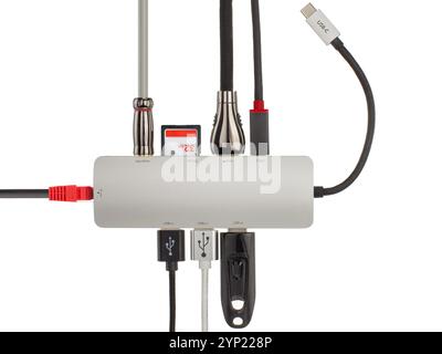 Primo piano di un elegante hub USB con vari cavi e dispositivi collegati, illustrando tecnologia e connettività. Foto Stock
