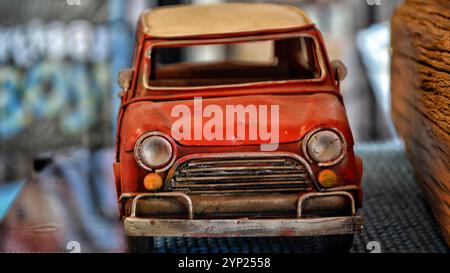 Foto ravvicinata di giocattoli per auto d'epoca Foto Stock