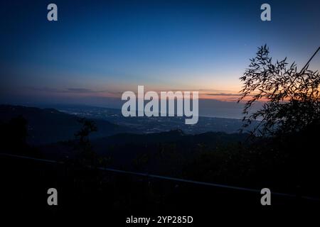 Vista su Viareggio/forte dei Marmi e sulla costa mediterranea, Italia Foto Stock