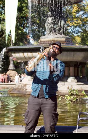 NEW YORK CITY - 14 OTTOBRE 2016 ritratto di Street artist che suona il sassofono a Central Park, verticale Foto Stock