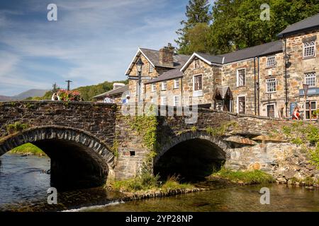 Regno Unito, Galles, Gwynedd, Snowdonia, Beddgelert, ponte stradale su Afon Colwyn Foto Stock