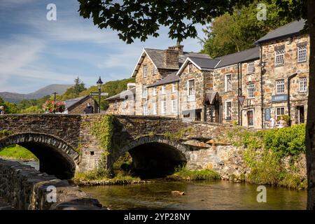 Regno Unito, Galles, Gwynedd, Snowdonia, Beddgelert, ponte stradale su Afon Colwyn Foto Stock