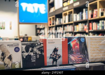 The Tate Modern, libreria che vende libri fotografici e zone fotografiche. Londra, Inghilterra anni '2017 2010 Regno Unito HOMER SYKES Foto Stock