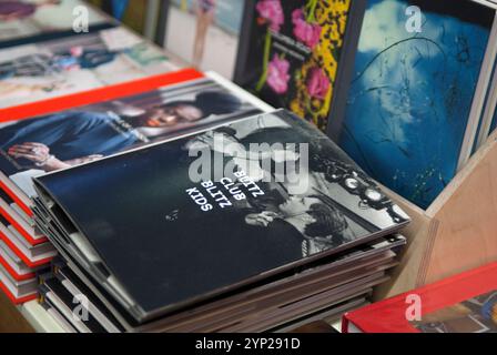 Libro Blitz Club Blitz Kids una fotozine pubblicata da Poursuite Editions in Francia. Negozi di libri di Londra alla Photographers Gallery anni '2017 2010 UK HOMER SYKES Foto Stock
