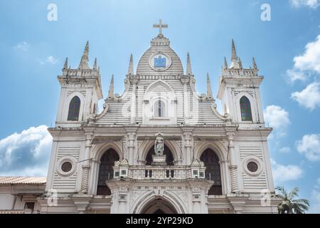 L'antica cappella storica portoghese in una soleggiata giornata estiva con il cielo blu sullo sfondo. Splendida vista frontale della chiesa di Sant'Antonio a Siolim, Foto Stock