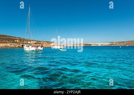 Barche e yacht vicino alle famose grotte marine della Grotta Azzurra lungo la costa maltese, Malta Foto Stock