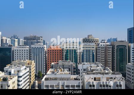 Vista panoramica degli edifici residenziali e commerciali di Abu Dhabi, negli Emirati Arabi Uniti Foto Stock