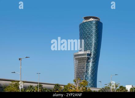 ABU DHABI - Mar 28: Il famoso grattacielo della Capital Gate Tower ad Abu Dhabi il 28 marzo. 2024 negli Emirati Arabi Uniti. Foto Stock