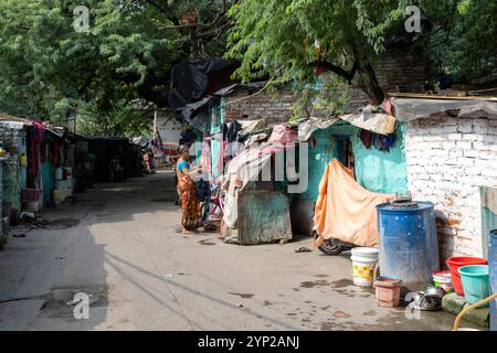 NUOVA DELHI - 18 SETTEMBRE: Piccole baraccopoli tradizionali con routine quotidiana nelle strade di Delhi il 18,2023 settembre in India Foto Stock