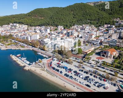 Foto aerea con drone della città costiera di Igoumenitsa nella provincia dell'Epiro, in Grecia. Ha un porto nella baia del Mar Ionio. Foto Stock