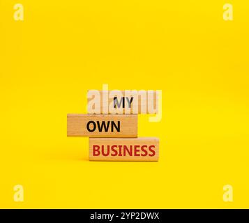 Il simbolo della mia azienda. Parole concettuali My Own Business on Wooden blocks. Bellissimo sfondo giallo Business e My Own Business Concept. Copia spazio. Foto Stock