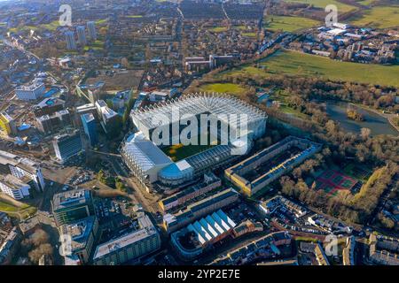 Una vista aerea mozzafiato dello stadio St. James' Park di Newcastle, circondato da vegetazione lussureggiante e moderni edifici urbani, che mostrano il cuore di Foto Stock