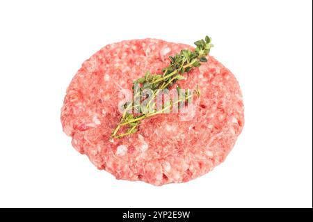 Polpettine di carne cruda, cotolette, carne tritata per hamburger isolata su sfondo bianco. Foto Stock