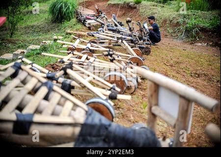 Bandung, Indonesia. 28 novembre 2024. I tradizionali carri in legno, conosciuti localmente come kadaplak, sono visti prima di una gara a Cisurupan a Bandung, nella provincia di Giava Occidentale, Indonesia, 28 novembre 2024. Crediti: Septianjar Muharam/Xinhua/Alamy Live News Foto Stock